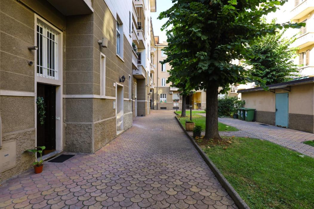 Paki Nel Cuore Dei Navigli Di Mailand